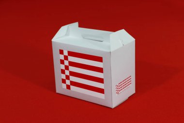 Barkodlu beyaz kutuda Bremen bayrağı ve kırmızı arka planda Almanya bayrağı. Bremen 'den ihracat ticareti kavramı, koyulan ürünler için kağıt ambalajlama.