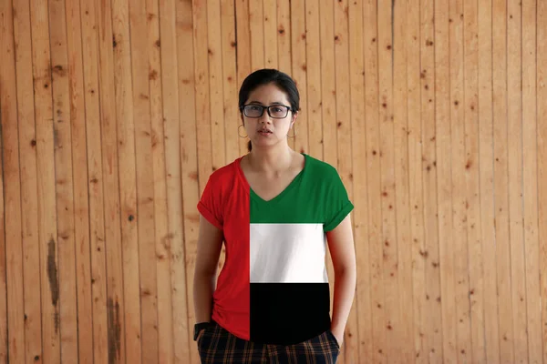 Vrouw United Arab Emirates Vlag Kleur Shirt Staan Met Twee — Stockfoto