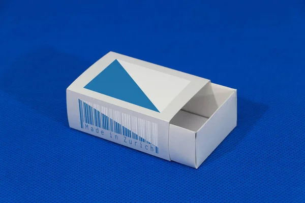 带有条形码的白色盒子上的苏黎世旗的3D插图 蓝色背景上的州旗的颜色 用于放置火柴或产品的纸包装 苏黎世的出口贸易概念 — 图库照片