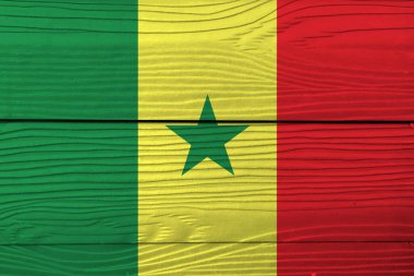 Ahşap duvar arkasında Senegal bayrağı. Grunge Senegal bayrak deseni, yeşil sarı ve kırmızı; merkezinde yeşil beş köşeli yıldız ile şarj.