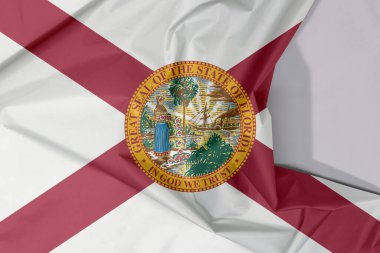 Florida kumaş krep ve beyaz alan ile kırışıyor, Amerika devletleri. Beyaz arka planda kırmızı bir hiciv. Merkezinde de eyalet mührü var..