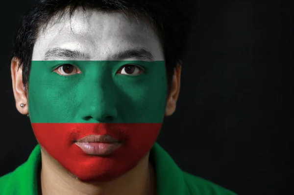 Retrato Homem Com Bandeira Bulgária Pintado Seu Rosto Sobre Fundo — Fotografia de Stock