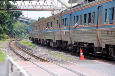 Donmuang, Bangkok, Tayland - 27 Ağustos 2017: Şehirler arası tren raylarda ilerliyor, Tayland Devlet Demiryolu (SRT) Bangkok 'tan Ban Takhli' ye, Nakhon Sawan.