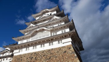 Himeji, Hyogo, Kansai, Japonya 19 Kasım 2017: Mavi gökyüzü arkaplanlı beyaz Himeji Kalesi. Beyaz balıkçıl kalesi (Shirasagijo) olarak da bilinen Himeji Kalesi, Japonya 'nın en spesifik kalesi olarak kabul edilir.