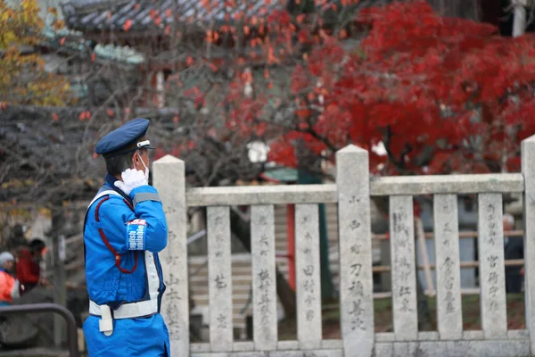 2017年11月21日 日本奈良佐治哥 日本交通警察身穿蓝色制服 在红树下的街道上履行职责 — 图库照片
