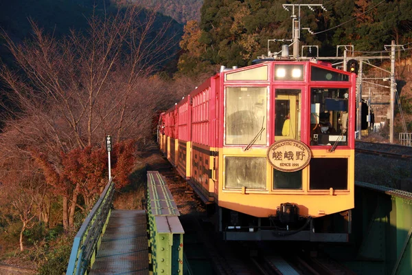 京都府嵐山2017年11月17日亀岡駅の秋のクラシック列車嵯峨野観光鉄道嵯峨野観光鉄道は西日本旅客鉄道の完全子会社で 嵯峨野観光鉄道を運営している — ストック写真