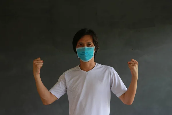 Man Draagt Hygiënisch Masker Draagt Wit Shirt Staat Met Opgeheven — Stockfoto