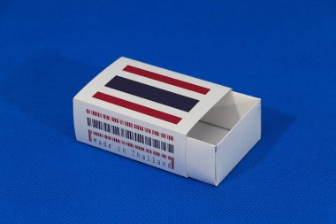 Barkodlu beyaz kutuda Tayland bayrağı ve mavi arka planda ulus bayrağı, eşleştirme için kağıt ambalaj. Tayland 'dan ihracat ticareti kavramı.