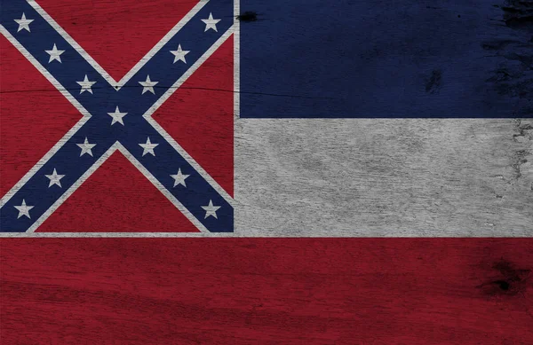 密西西比州的国旗挂在木板背景上 Grunge Mississippi Flag Texture States America 州是正方形的 横跨两条条纹 由红色和蓝色的盐和星星组成 — 图库照片