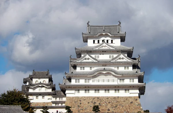 2017年11月19日 日本关西兵库县喜美吉 蓝天背景的白喜美吉城堡 喜美治城堡 Himeji Castle 也被称为白鹭城堡 Shirasagijo 因其优雅的白色外表而被公认为日本最华丽的城堡 — 图库照片