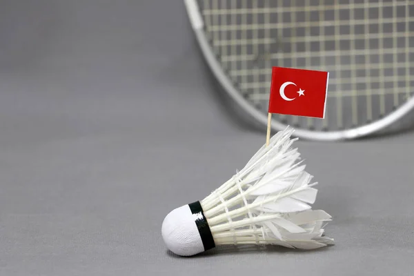 Mini Turkey Vlag Plakken Witte Shuttlecock Grijze Achtergrond Uit Focus — Stockfoto