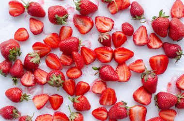 Beyaz arkaplanda kırmızı çiğ çilek, yakın görüş. 