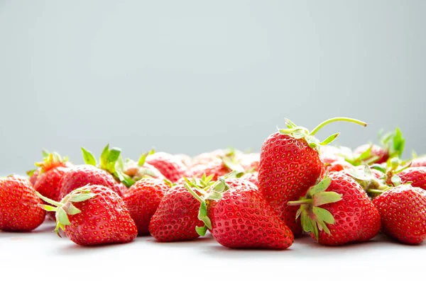 Fresas Frescas Crudas Rojas Sobre Fondo Claro Vista Cercana —  Fotos de Stock