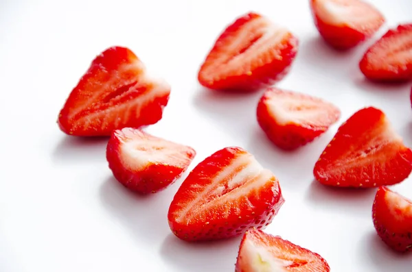 Fresas Frescas Crudas Rojas Sobre Fondo Blanco Vista Cercana —  Fotos de Stock