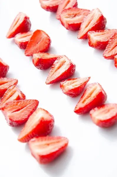 Fresas Frescas Crudas Rojas Sobre Fondo Blanco Vista Cercana —  Fotos de Stock