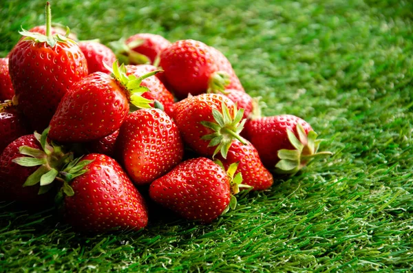 Fraises Fraîches Rouges Sur Herbe Verte Vue Près — Photo