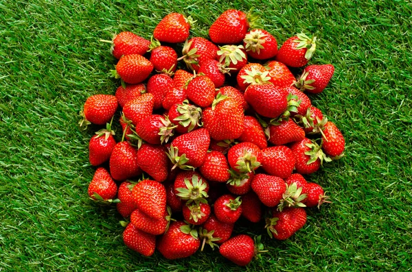 Fresas Rojas Frescas Sobre Hierba Verde Vista Cercana — Foto de Stock