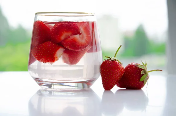 Bebida Con Fresas Frescas Rojas Crudas Vidrio Vista Cercana —  Fotos de Stock