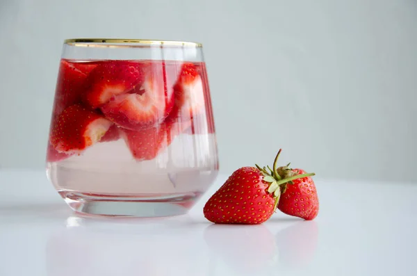 Dryck Med Röda Råa Färska Jordgubbar Glas Närvy — Stockfoto
