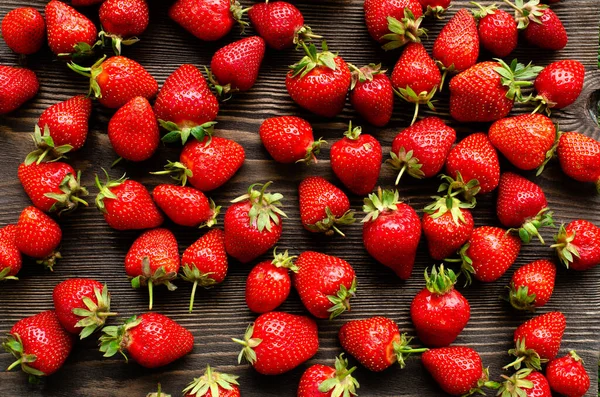 Fraises Fraîches Crues Rouges Sur Fond Bois Vue Rapprochée — Photo