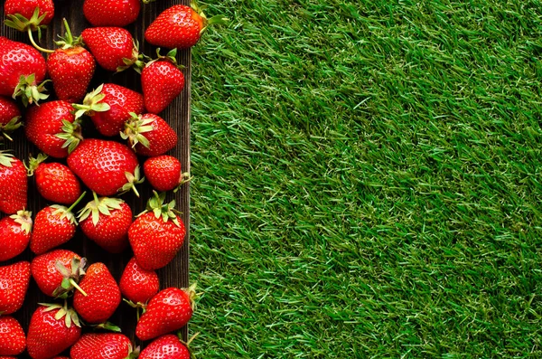 Tabla Cortar Madera Con Fresas Frescas Rojas Hierba Verde Vista — Foto de Stock