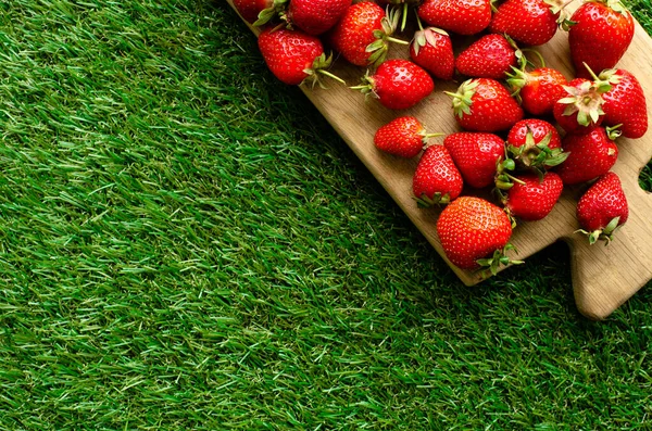 Tabla Cortar Madera Con Fresas Frescas Rojas Hierba Verde Vista — Foto de Stock