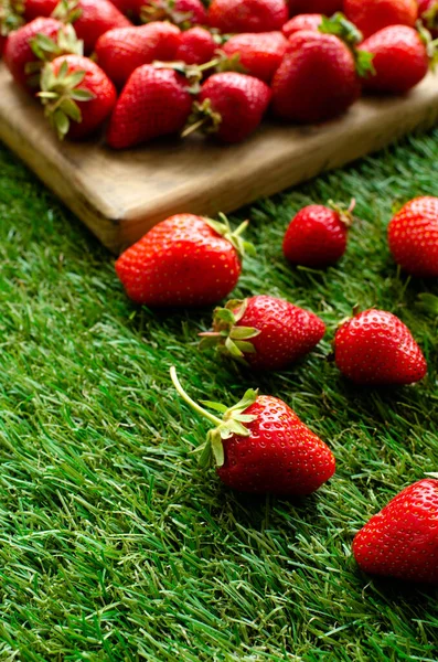 Tabla Cortar Madera Con Fresas Frescas Rojas Hierba Verde Vista — Foto de Stock