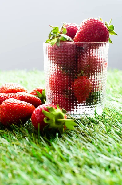 Vaso Fresas Sobre Hierba Verde Vista Cercana —  Fotos de Stock