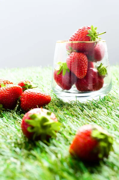 Vaso Fresas Sobre Hierba Verde Vista Cercana —  Fotos de Stock