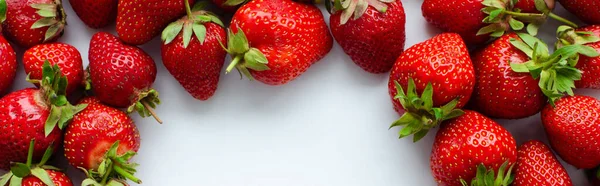 Rode Rauwe Verse Aardbeien Witte Achtergrond Van Dichtbij Bekeken — Stockfoto