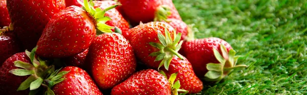 Fresas Rojas Frescas Sobre Hierba Verde Vista Cercana — Foto de Stock