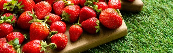 Houten Snijplank Met Rode Verse Aardbeien Groen Gras Dichtbij Zicht — Stockfoto