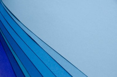 Mavi dalgalı kıvrımlı çizgileri dinamik tarzda olan soyut parlak yumuşak tasarım arka planı, Şablon broşür tasarım konsepti 