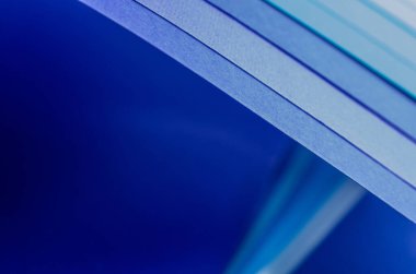 Mavi dalgalı kıvrımlı çizgileri dinamik tarzda olan soyut parlak yumuşak tasarım arka planı, Şablon broşür tasarım konsepti 