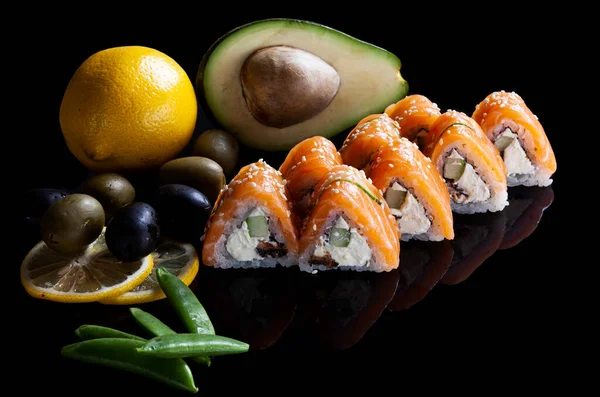 Sushi Fresco Gustoso Con Olive Limone Con Avocado Baccelli Piselli — Foto Stock