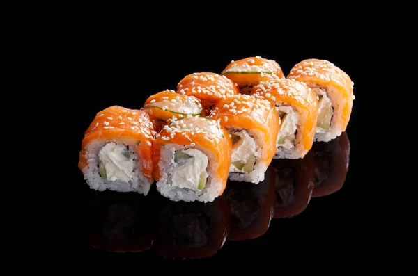 Sushi Fresco Gustoso Con Salmone Sfondo Scuro Vista Vicino — Foto Stock