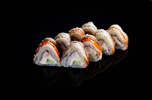 Verse Lekkere Sushi Met Zalm Donkere Achtergrond Van Dichtbij Bekeken — Stockfoto