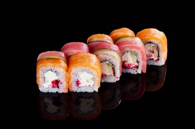 Koyu arka planda taze lezzetli suşi, yakın görüş. 