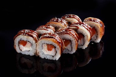 Taze, lezzetli suşi, arka planda yılan balığı, yakın görüş. 