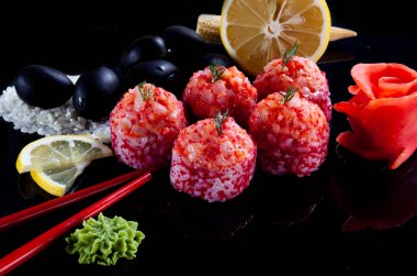 Zeytinli taze suşi ve çubuklu limon ve koyu arkaplanda zencefil, yakın görüş. 