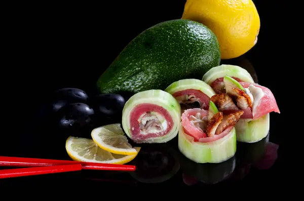 Свежий Вкусный Суши Оливками Лимон Палочками Еды Авокадо Темном Фоне — стоковое фото