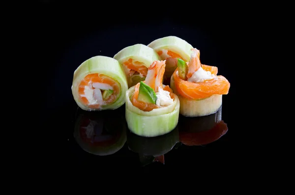 Sushi Fresco Gustoso Con Salmone Sfondo Scuro Vista Vicino — Foto Stock