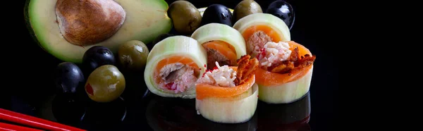 Čerstvé Chutné Sushi Olivami Avokádem Hůlkami Tmavém Pozadí Zblízka — Stock fotografie