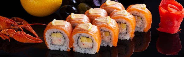 Sushi Fresco Gustoso Con Limone Cancro Con Olive Zenzero Sfondo — Foto Stock