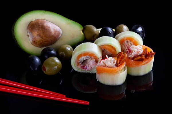 Sushi Fresco Gustoso Con Olive Avocado Con Bacchette Sfondo Scuro — Foto Stock
