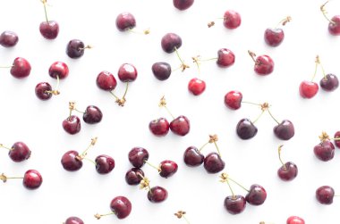 Beyaz arkaplanda kırmızı taze kiraz, yakın görünüm 