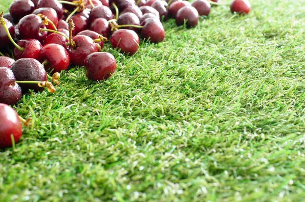 Rote Frische Kirschen Auf Grünem Gras Nahsicht — Stockfoto