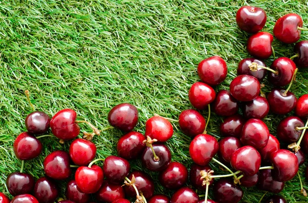 Rote Frische Kirschen Auf Grünem Gras Nahsicht — Stockfoto