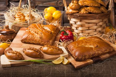 Mutfakta biber ve yumurtalı ev yapımı fırın ürünleri ve limonlar, pişirme konsepti. 