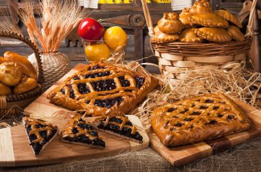 Mutfakta ev yapımı fırın ürünleri ve elmalar, yemek pişirme konsepti 